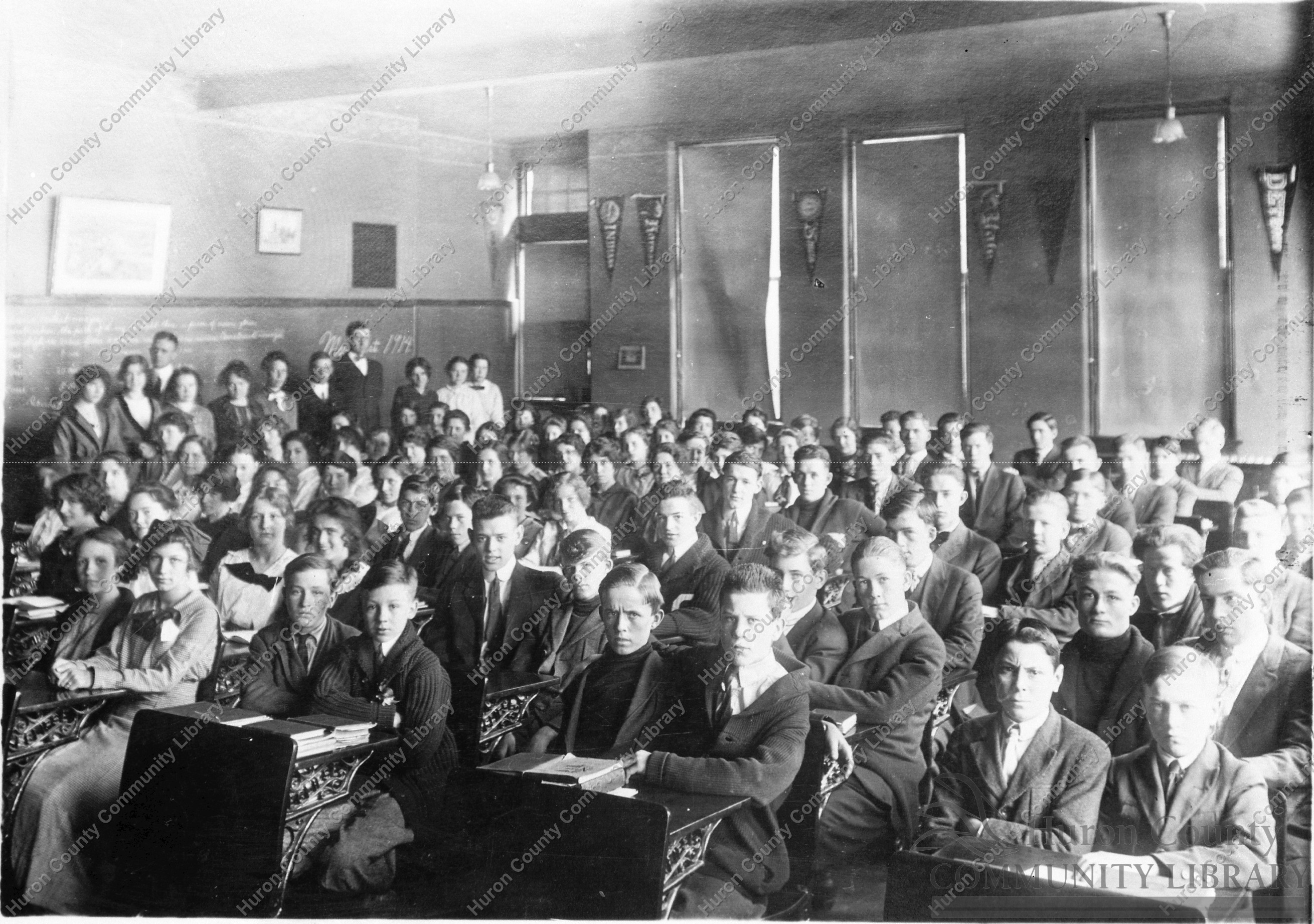 Chicago O. High School in Assembly 1914