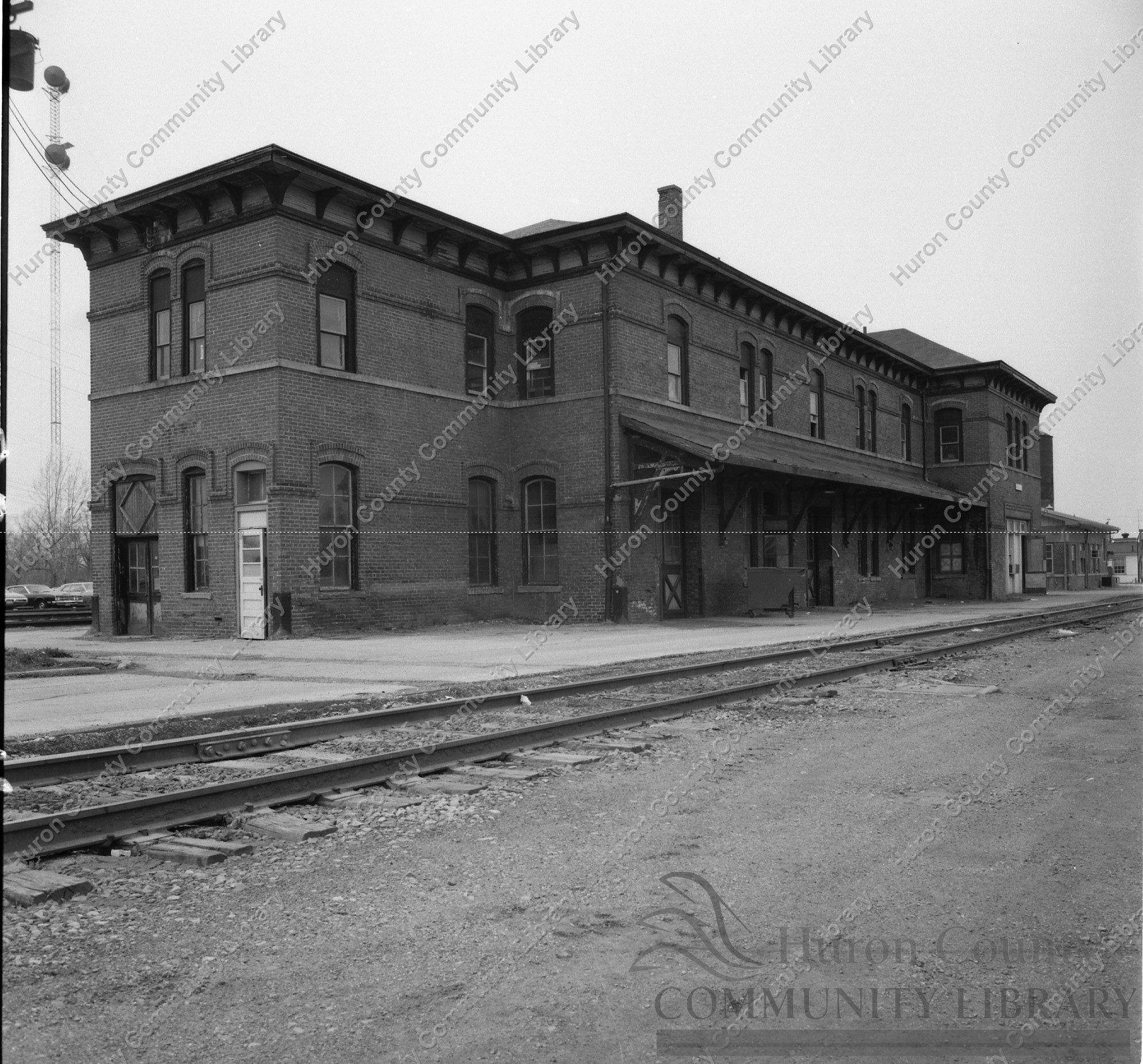 B&O Station - 1975 - 1st permanent builing in Chicago - Hotel