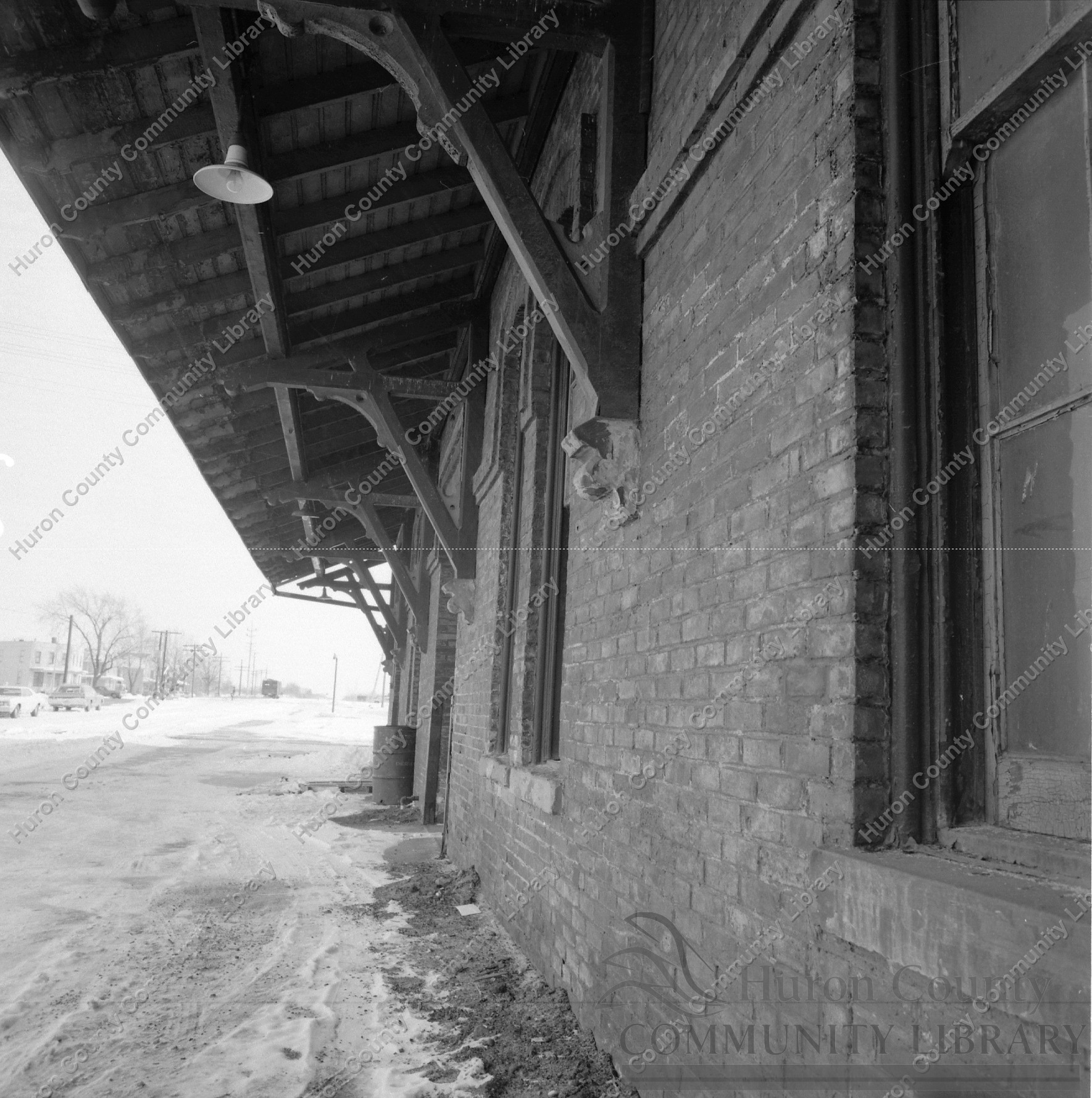 B & O Station Knees on Station